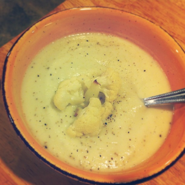 creamy vegan cualiflower soup from Cooking con Sal 